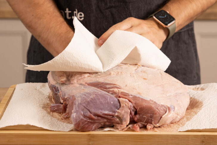 Wildschweinkeule abtupfen