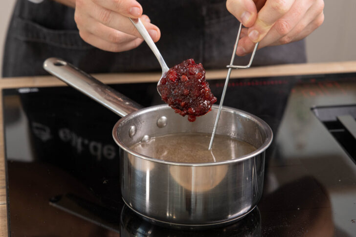 Preiselbeermarmelade dazugeben