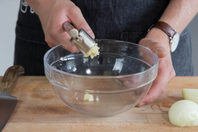 Knoblauch pressen