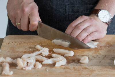 Hähnchen in Streifen schneiden