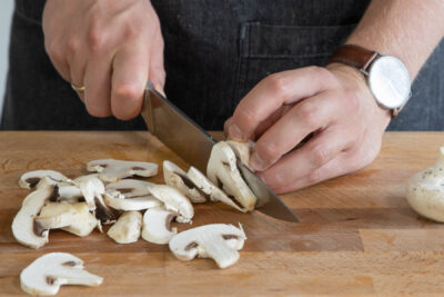Champignons in Scheiben schneiden