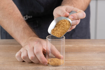 Für das Glühweingewürz Zucker in ein Glas geben