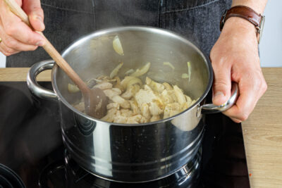 Zwiebeln und Hühnchen anbraten