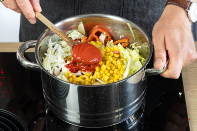 Gemüse und passierte Tomaten dazugeben