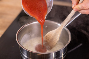 passierte Tomaten dazugeben