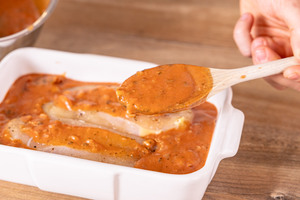 Tomatensauce darüber verteilen