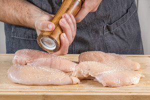 Fleisch salzen und pfeffern