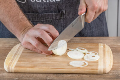 Zwiebel in Ringe schneiden