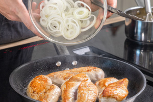 Zwiebel zur Hähnchenbrust geben
