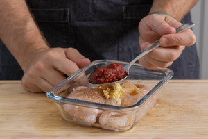 Für die schnelle Marinade das Tomatenmark dazugeben