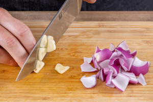 Knoblauch und Zwiebel grob schneiden