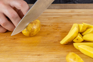 Kartoffeln in Spalten schneiden