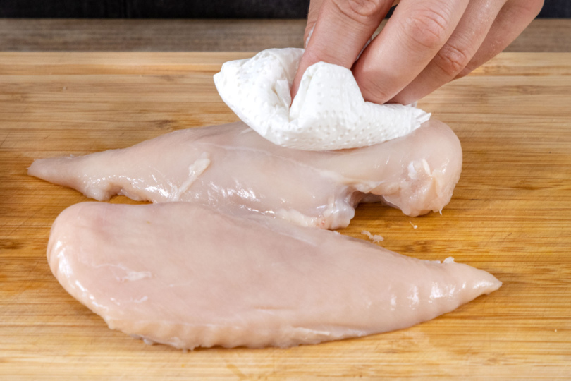 Hähnchenbrust für den Backofen vorbereiten und mit Küchenpapier abtupfen