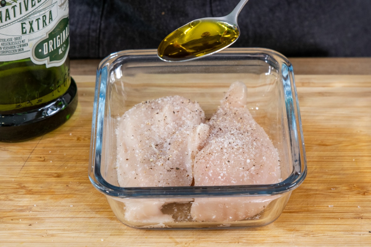 Hähnchenbrust mit Gemüse im Backofen | Rezept - eat.de