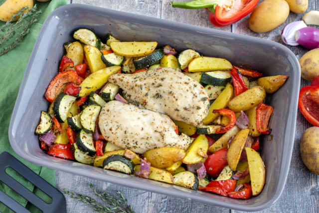 Hähnchenbrust mit Gemüse im Backofen