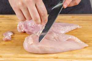 Sehnen und Fett vom Fleisch entfernen