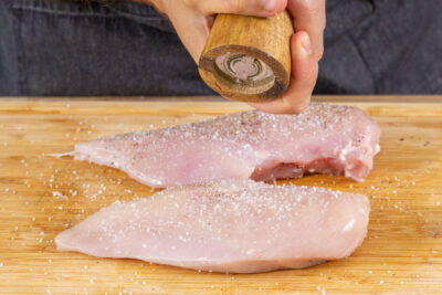 Hähnchenfleisch von beiden Seiten salzen und pfeffern