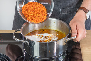 Linsen zur Suppe geben