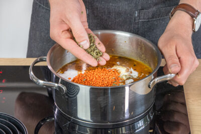 Bockshornklee zur Indische Linsensuppe mit Kokosmilch geben