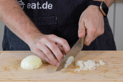 Zwiebeln klein schneiden