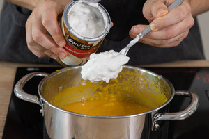 Kokosmilch zur Karottensuppe geben