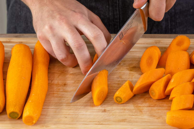 Karotten grob schneiden