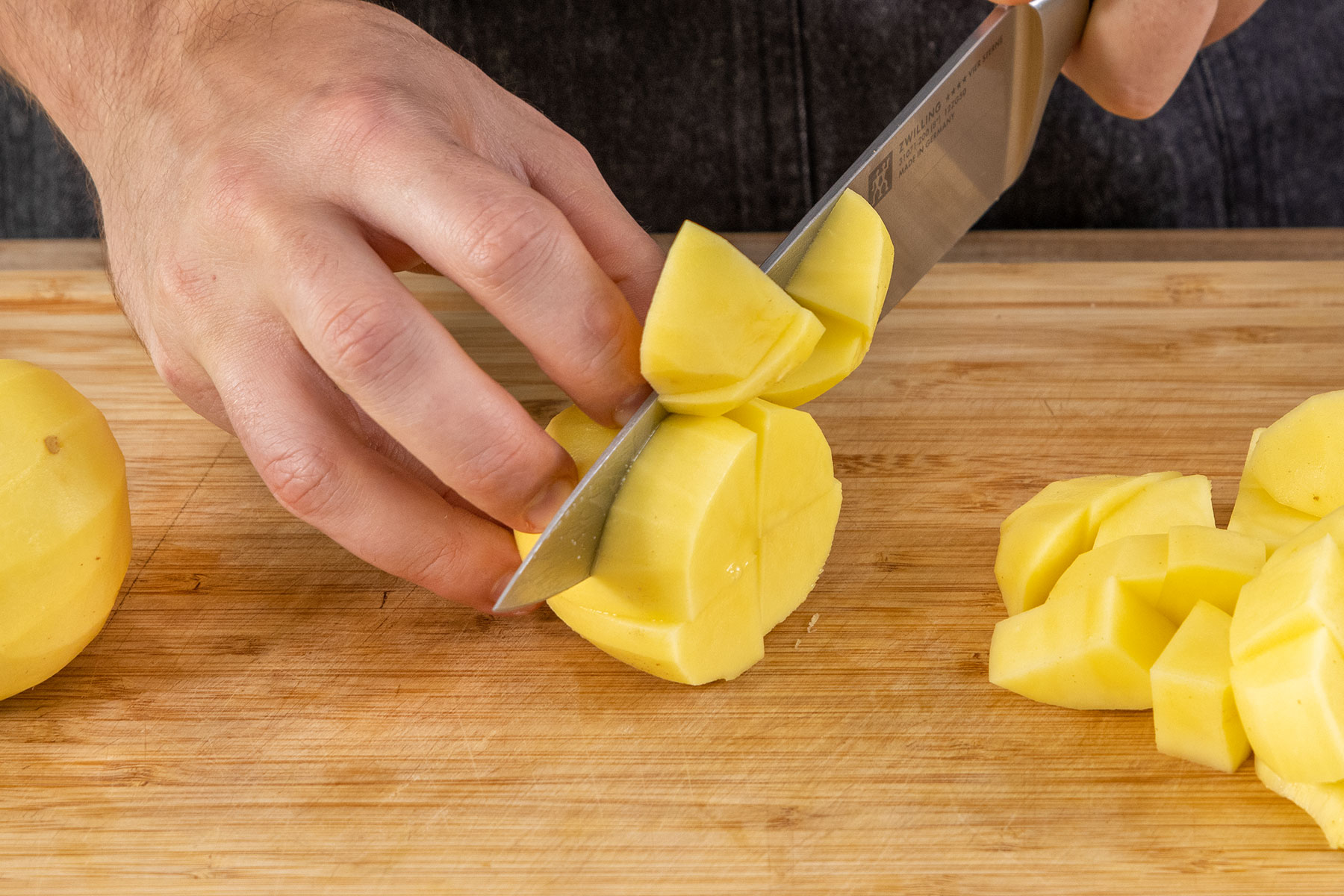 Kartoffeln für Karottensuppe nach Omas Art schneiden