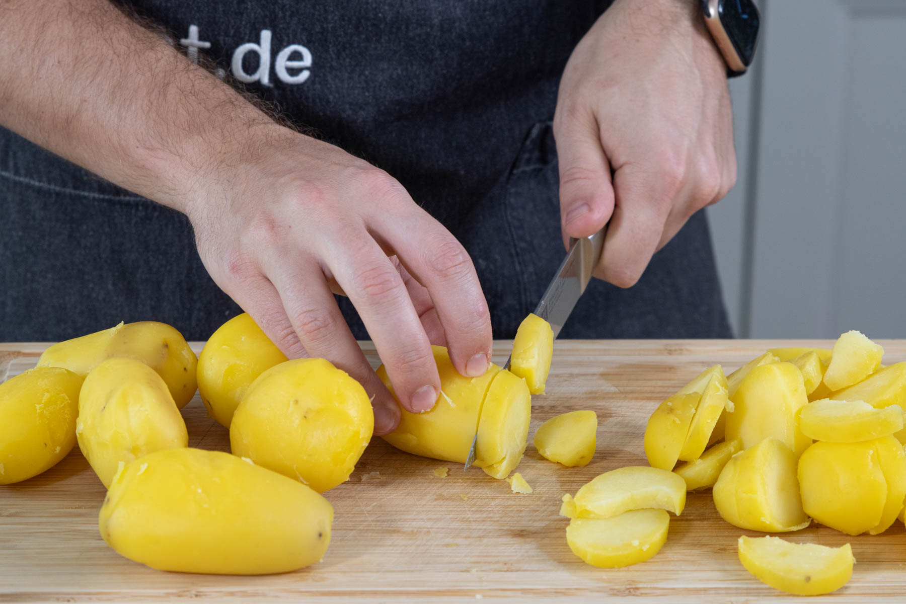 Kartoffeln in Scheiben schneiden