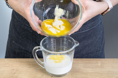 Milch und Butter mischen