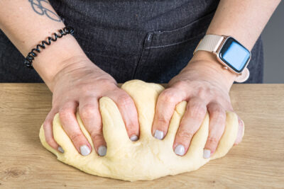 Hefeteig kneten und gehen lassen