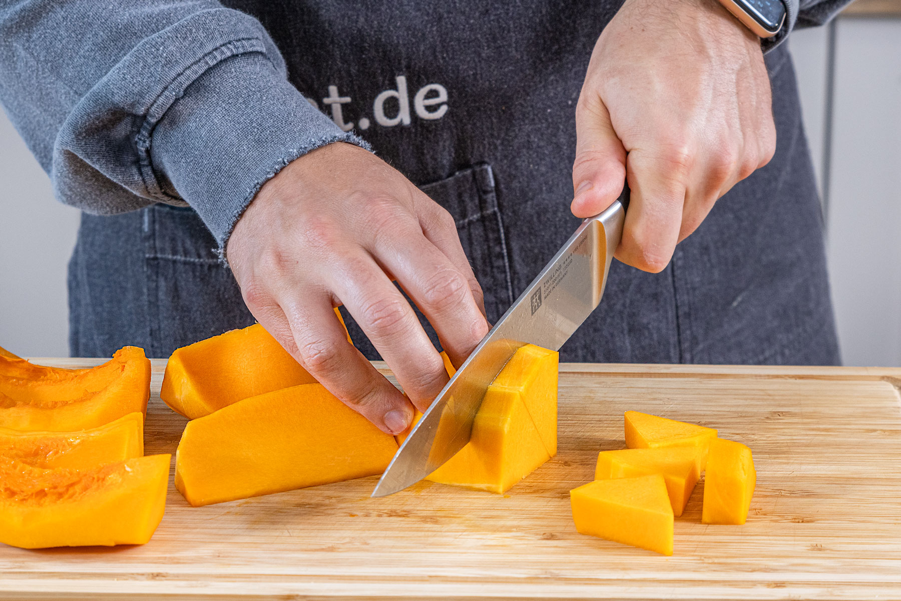 Kürbis für Kürbis-Spaghetti mit Butternut schneiden