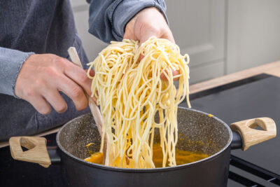 Spaghetti zum Kürbis geben