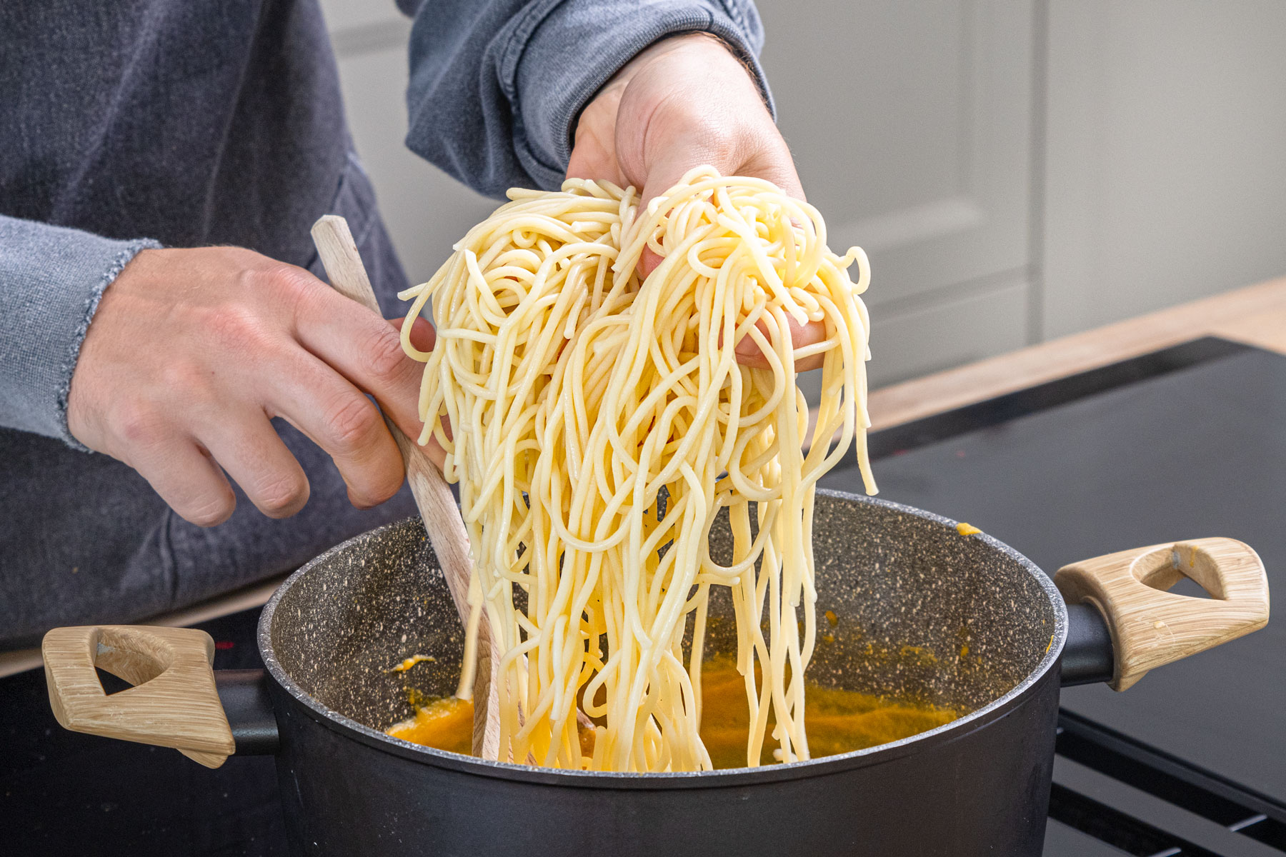 Spaghetti zum Kürbis geben