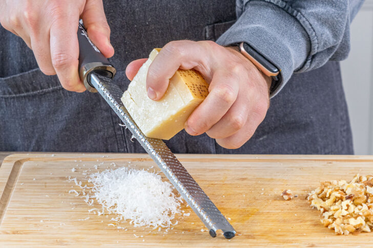 Parmesan klein reiben