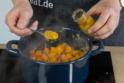 Currypulver dazugeben