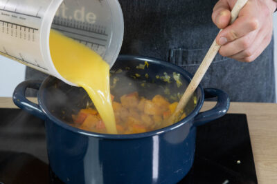 Kürbiswürfel mit Orangensaft ablöschen