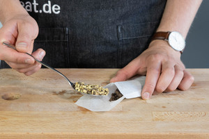 Gewürze in einen Teebeutel geben