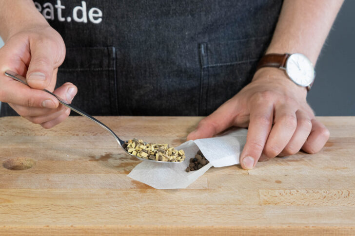 Gewürze in einen Teebeutel geben