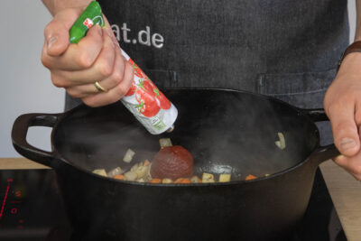 Tomatenmark dazugeben