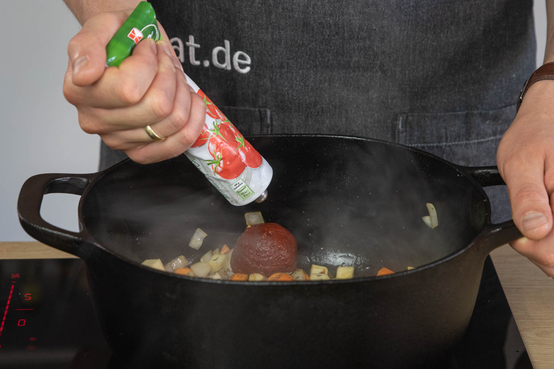 Tomatenmark dazugeben