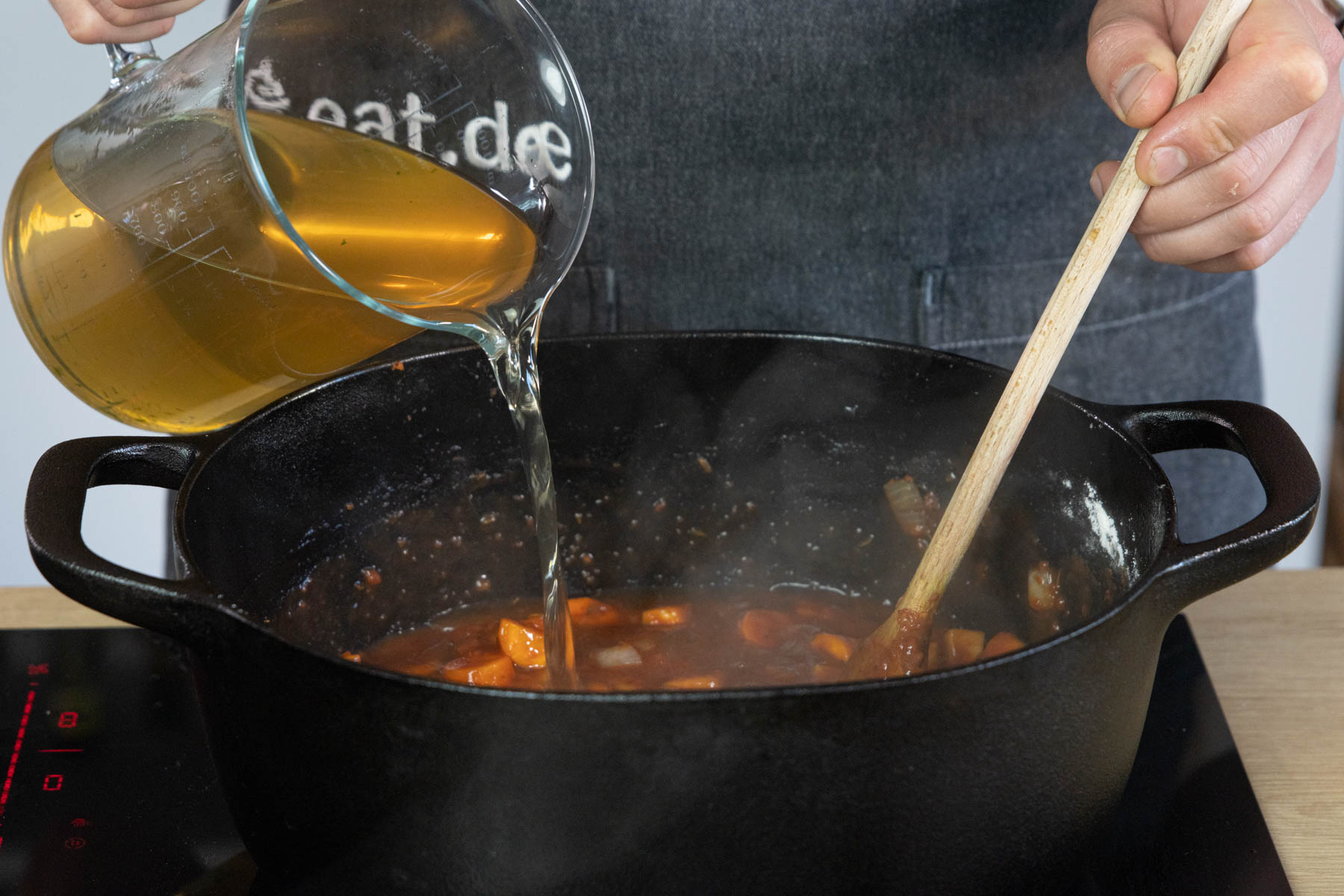 Für die Lammbraten Soße alles mit Gemüsebrühe auuffüllen