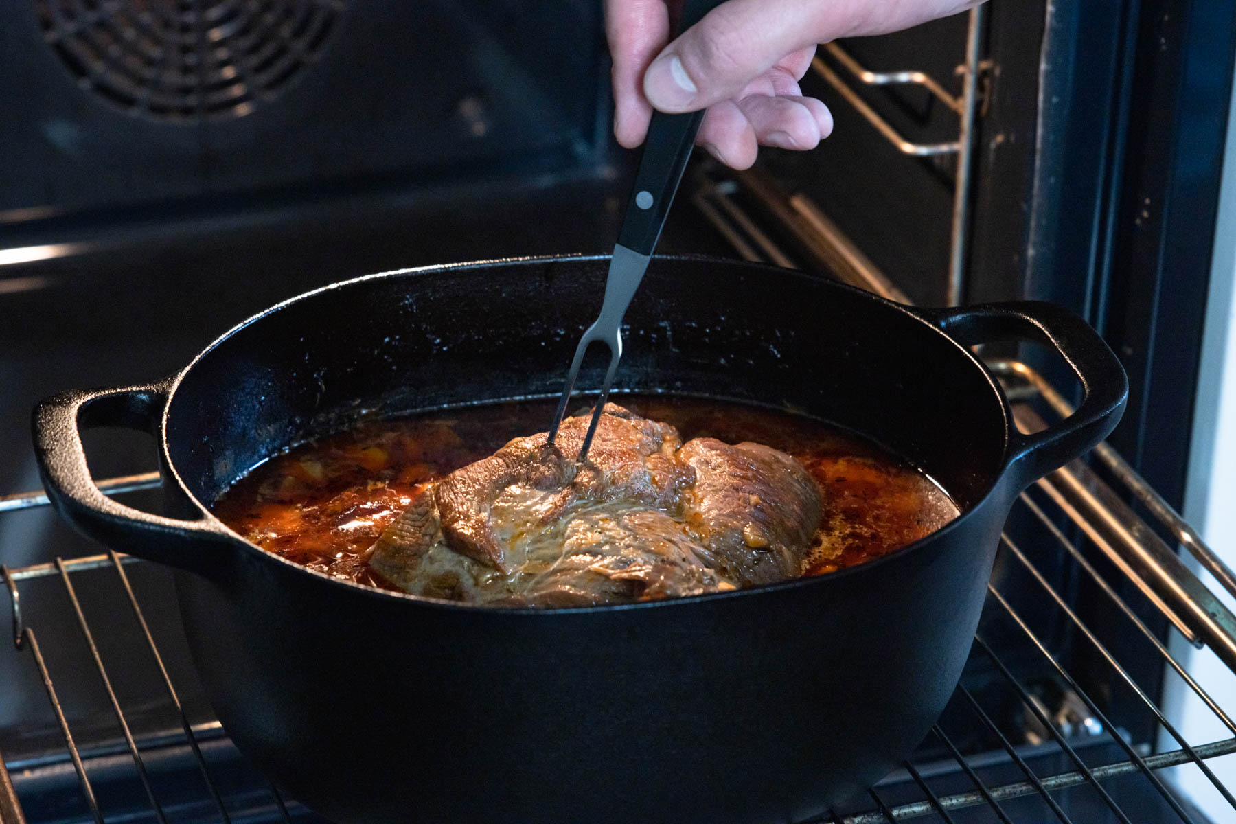 Überprüfen, ob der Lammbraten aus dem Backofen weich ist