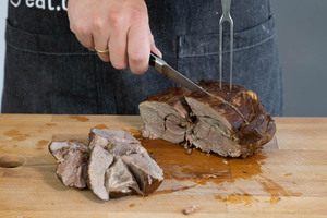 Lammbraten in Scheiben schneiden