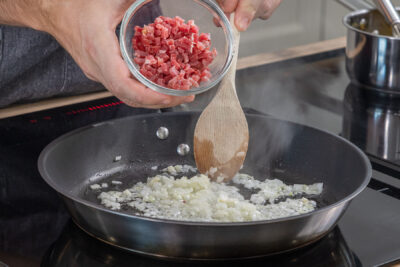 Zwiebel und Speck in der Pfanne anbraten