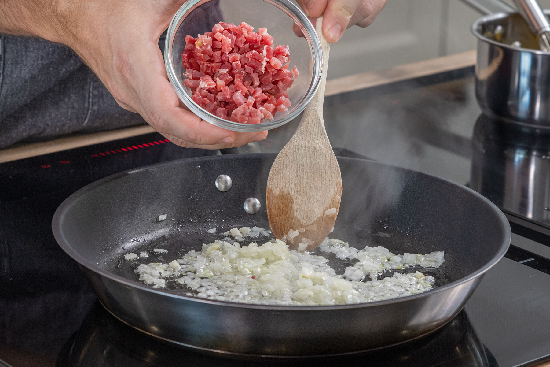 Zwiebel und Speck in der Pfanne anbraten