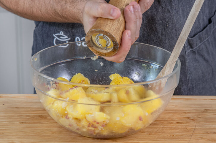 Kartoffelsalat mit Speck würzen