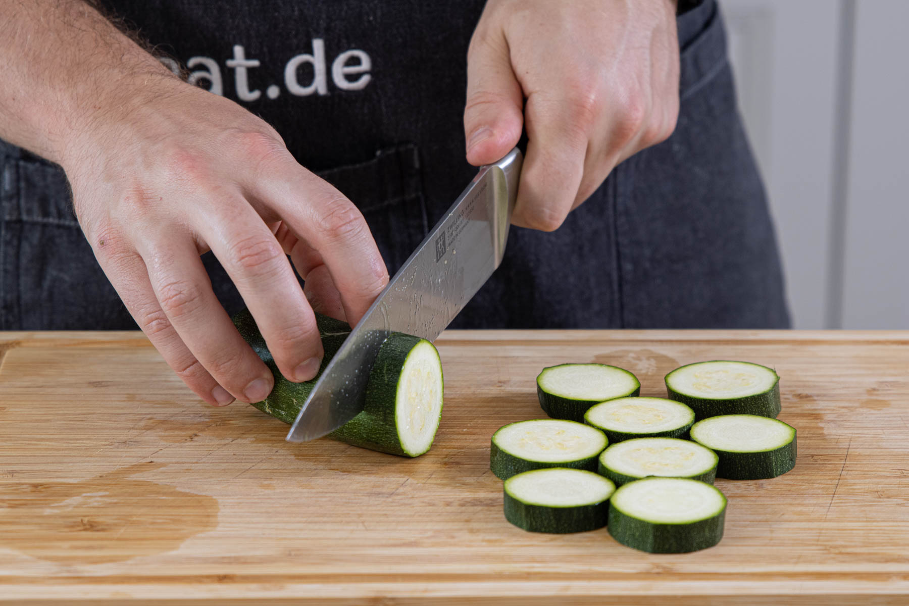 Zucchini in Scheiben schneiden