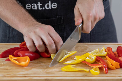 Paprika in Streifen schneiden