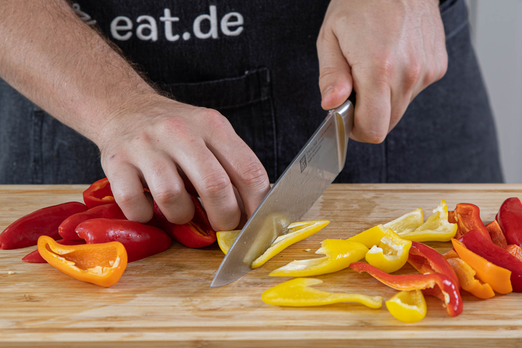 Paprika in Streifen schneiden