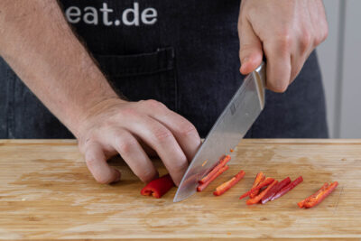 Chili in Streifen schneiden